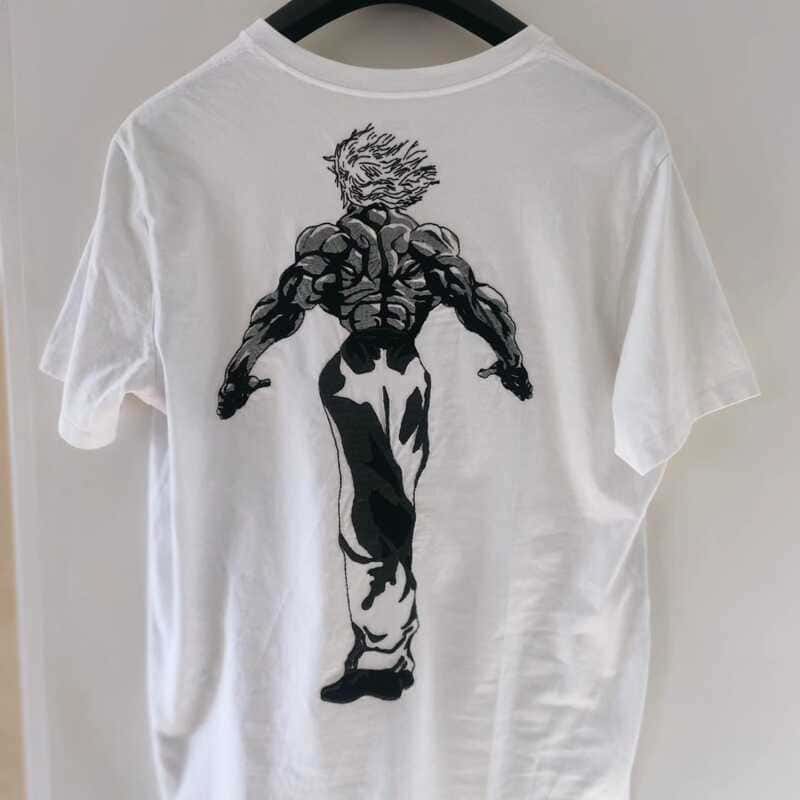 moncoinbroderie-teeshirt-blanc-levis-broderie-noir-gris-nuance-anime-baki-dos-personnage-personnalisation