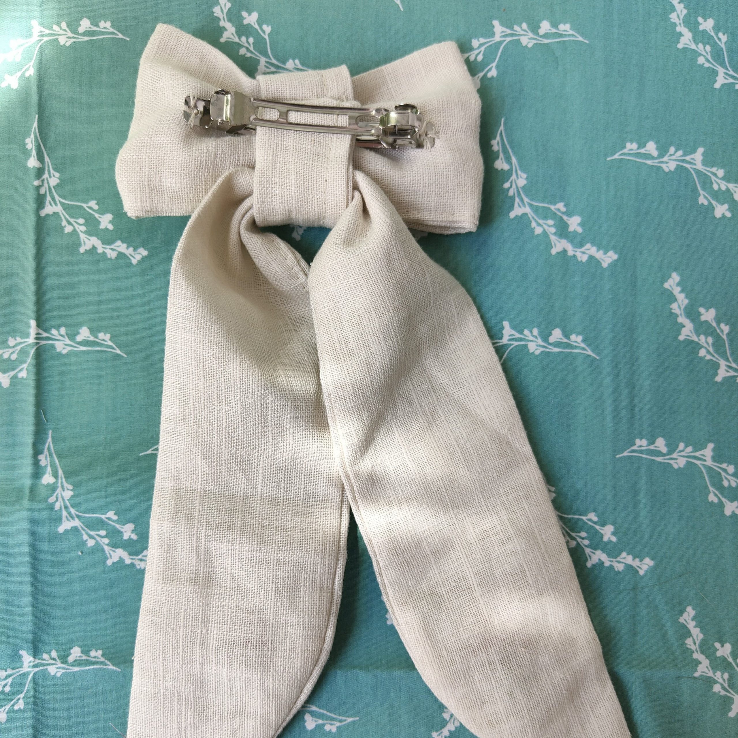 Barrette noeud long en lin brodé à la main - motif tulipe rouge – Image 3