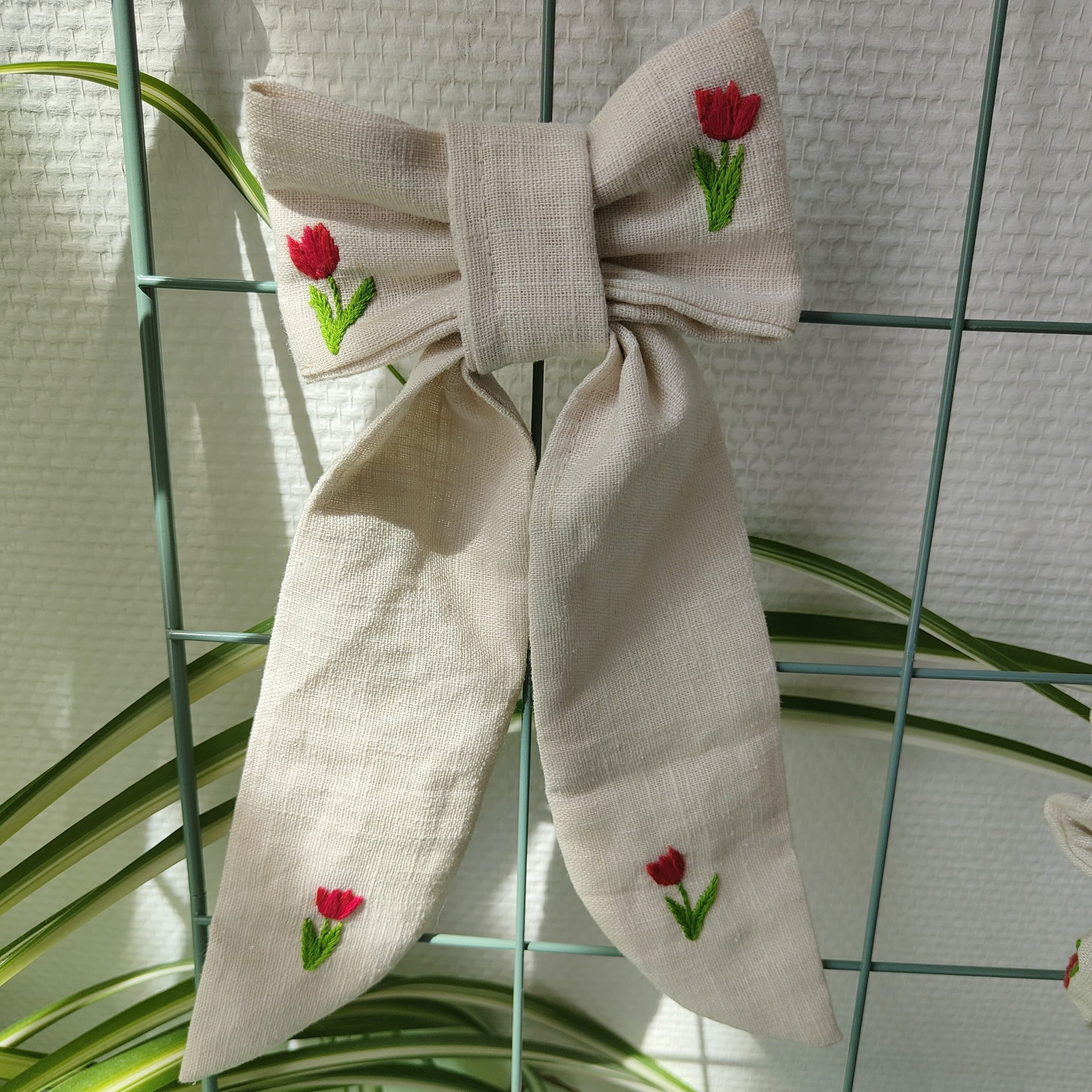 Barrette noeud long en lin brodé à la main - motif tulipe rouge – Image 2
