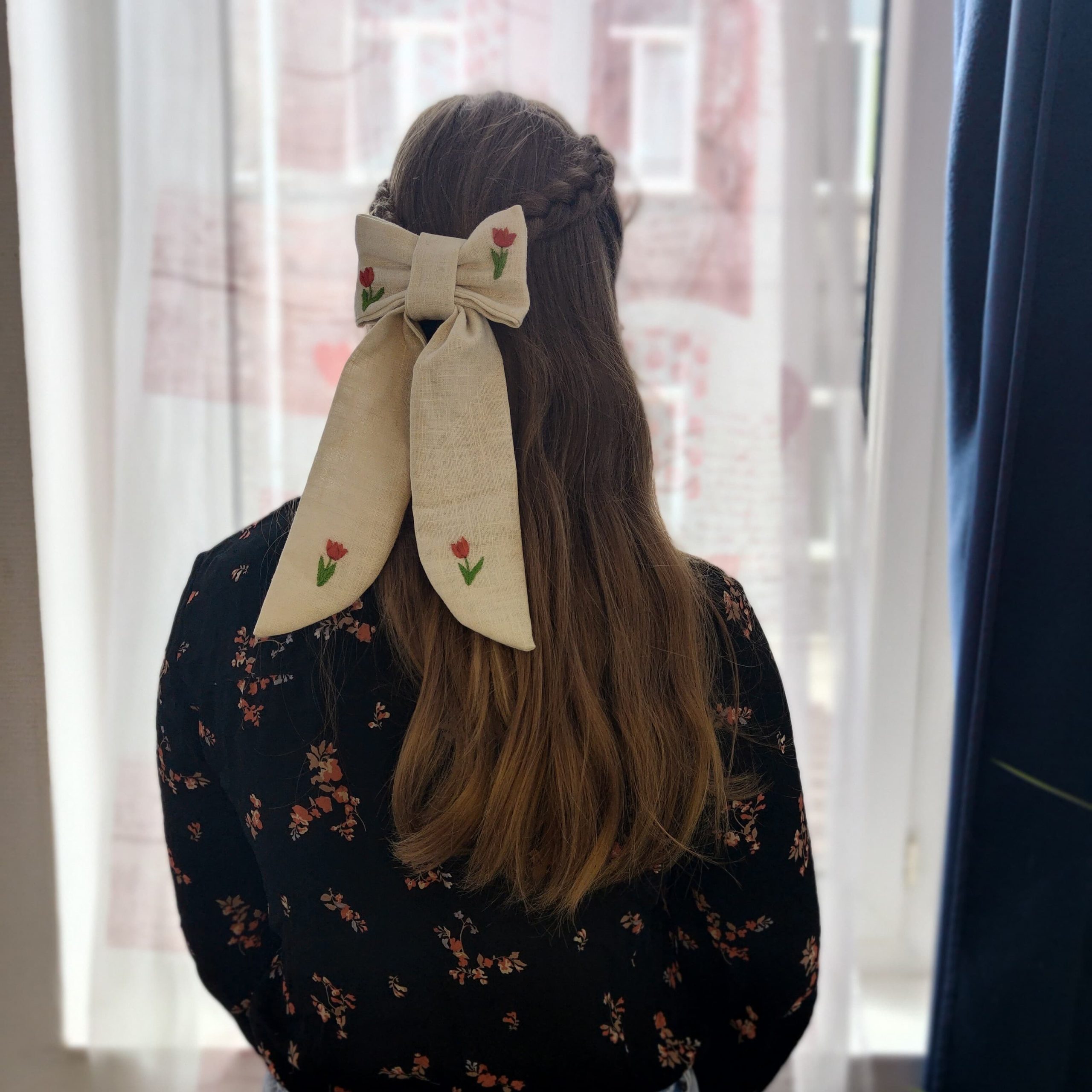 Barrette noeud long en lin brodé à la main - motif tulipe rouge – Image 4