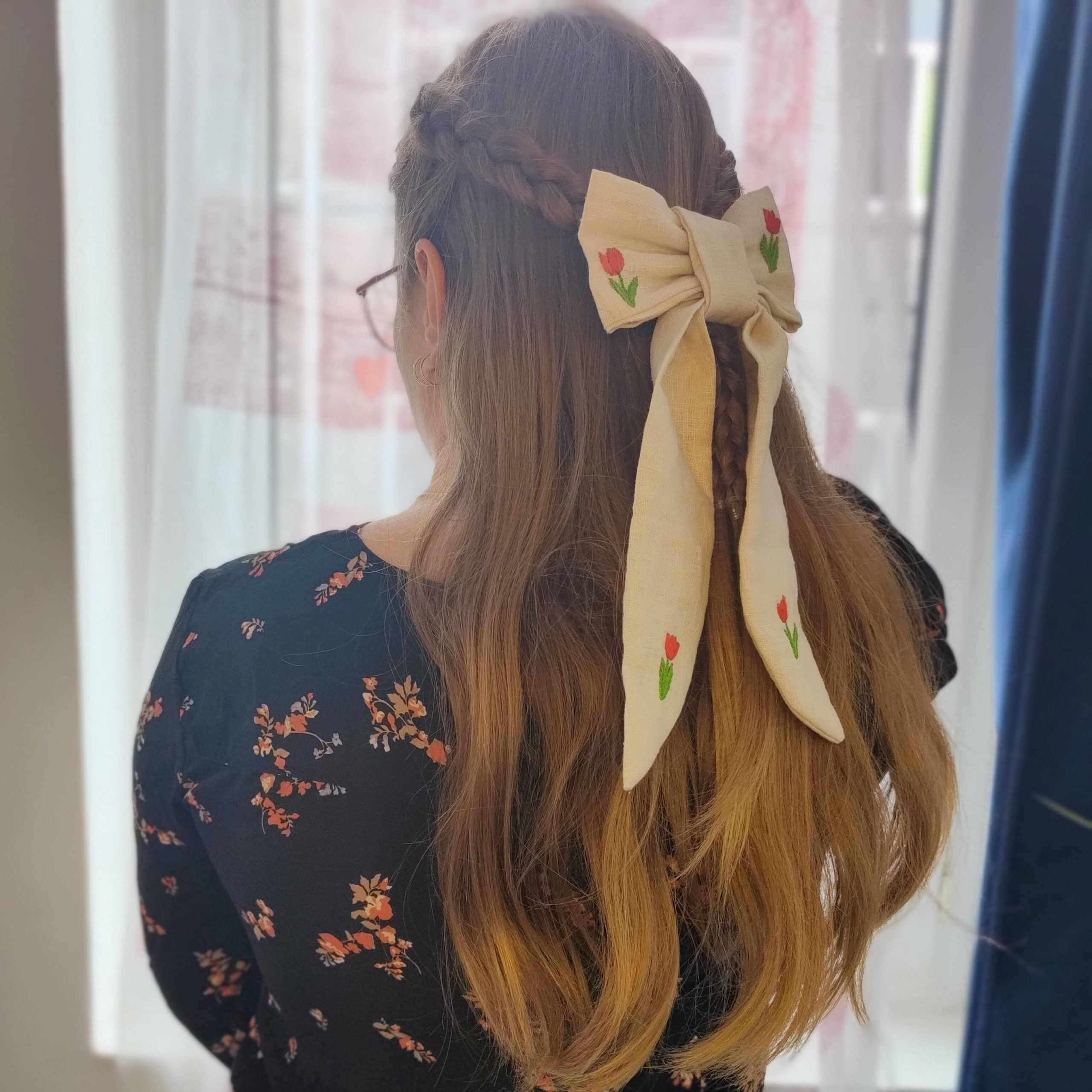 Barrette noeud long en lin brodé à la main - motif tulipe rouge – Image 5