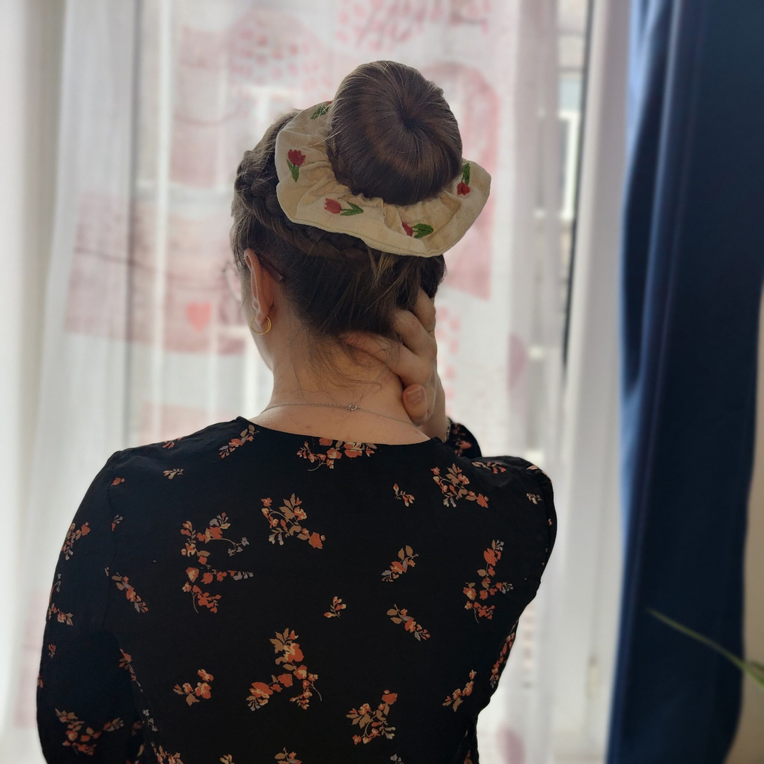 Chouchou en lin brodé à la main - motif tulipe rouge – Image 6