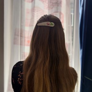moi-pince-lin-feutrine-tulipe-rouge-cheveux-long-cousu-brode-main-lille-