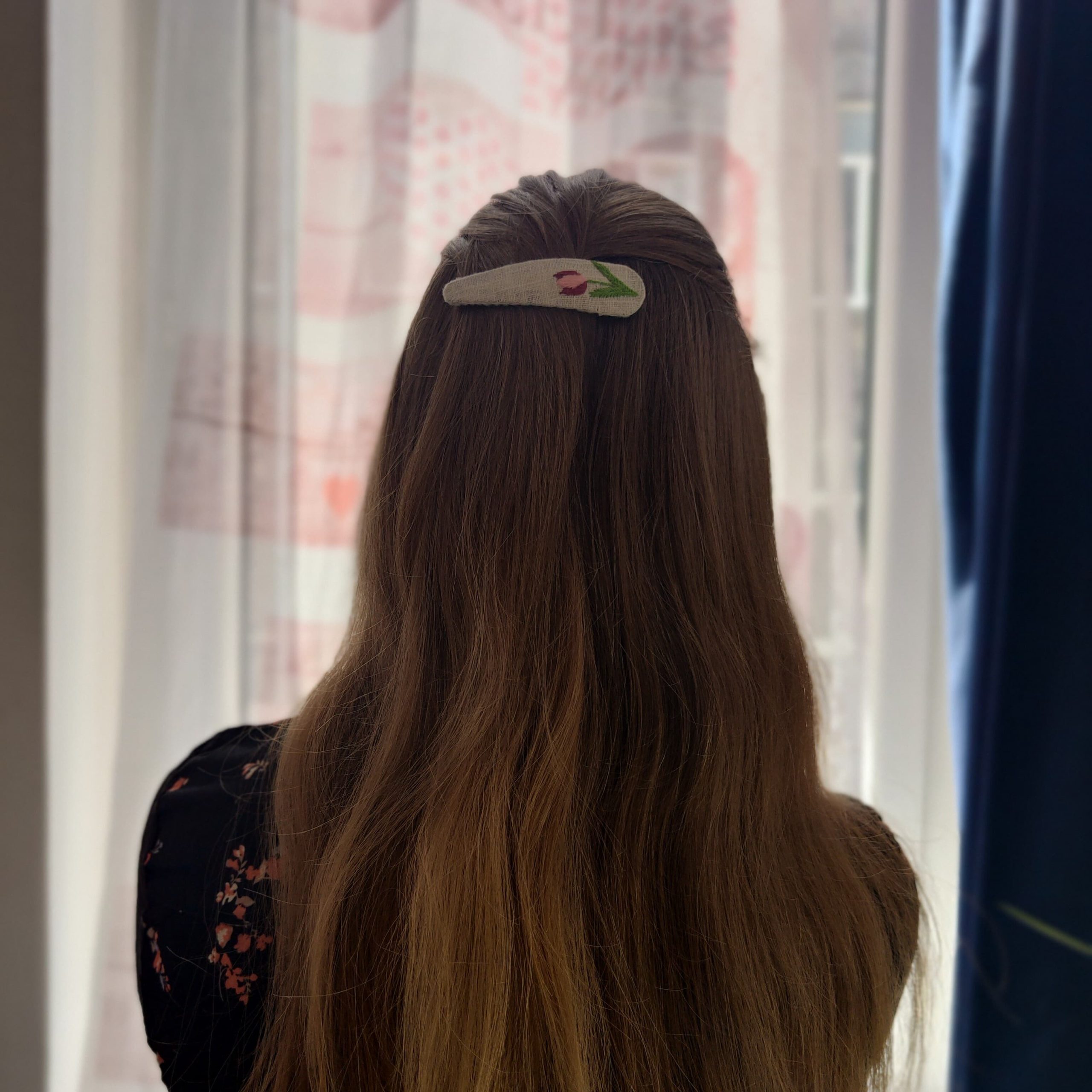 moi-pince-lin-feutrine-tulipe-rouge-cheveux-long-cousu-brode-main-lille-