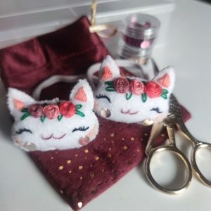 moncoinbroderie-chat-feutrine-blanc-elastique-fleurs-pastillepaillettes-broderiemain