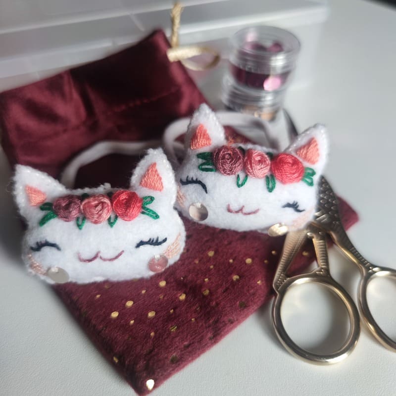 moncoinbroderie-chat-feutrine-blanc-elastique-fleurs-pastillepaillettes-broderiemain