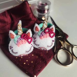 moncoinbroderie-elastiques-feutrine-blanc-licorne-enfant-broderie-perle-cousu-main-arc-en-ciel