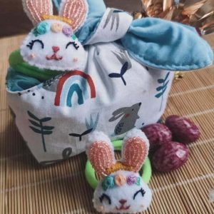 moncoinbroderie-lapin-paques-perles-broderie-couronne-fleurs-brodermain-blanc-feutrine