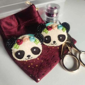 moncoinbroderie-panda-feutrine-noir-blanc-perle-fleurs-broderiemain-elastique-enfant