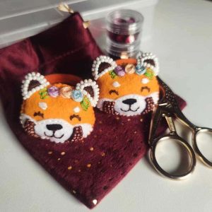 moncoinbroderie-panda-roux-feutrine-perle-fleurs-elastiques-enfants-broderiemain