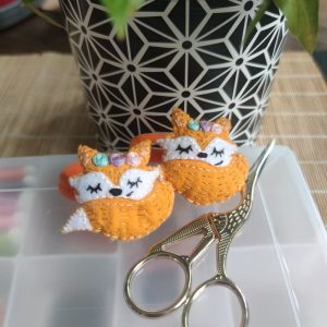 moncoinbroderie-renard-endormi-feutrine-roux-enfant-broderie-fait-main-fleurs-filpaillete