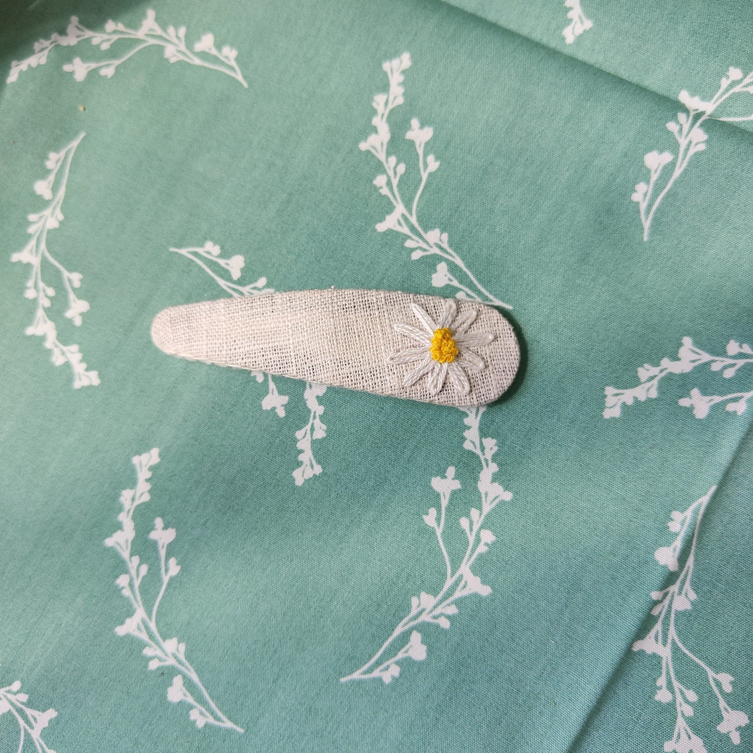 Pince en lin brodé à la main - motif marguerite blanche – Image 2