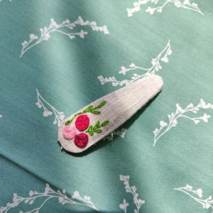 Pince en lin brodé à la main - motif petites roses