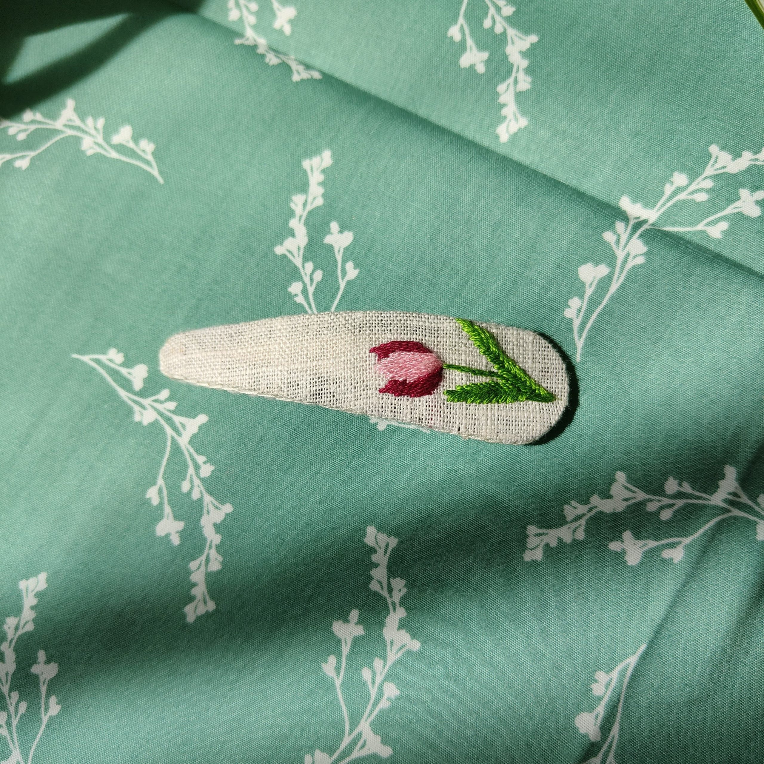 Pince en lin brodé à la main - motif tulipe rouge – Image 2